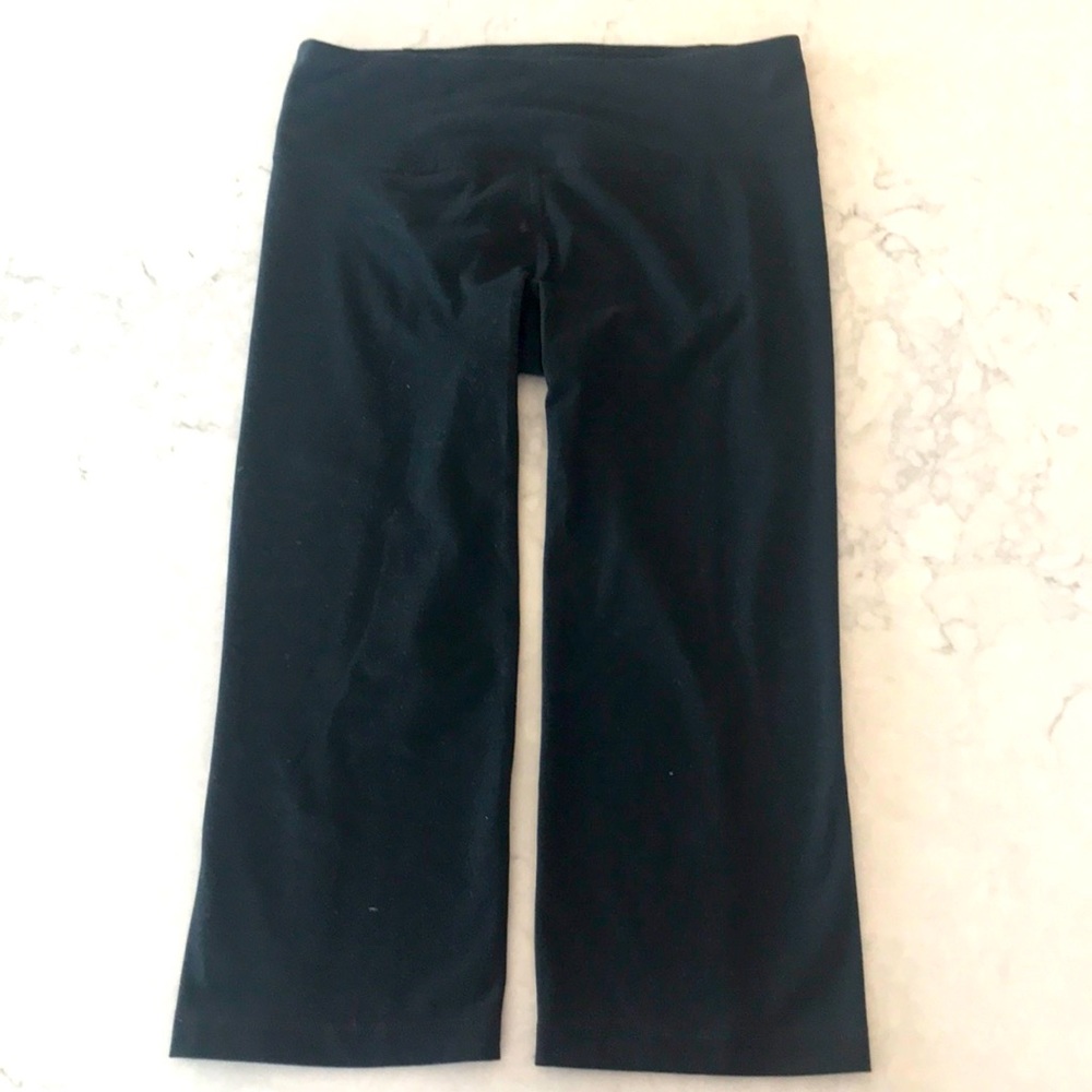 Under Armour workout pants, small, calf-length, black.